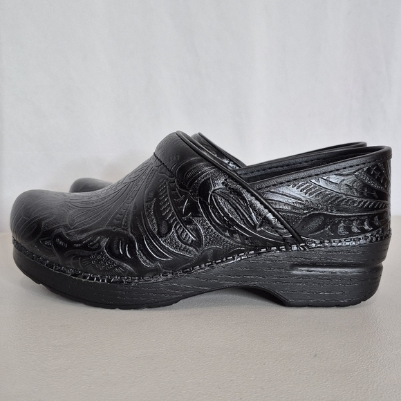 Dansko Professional Black Tooled Leather Clog - Size 9W - Picture 4 of 14